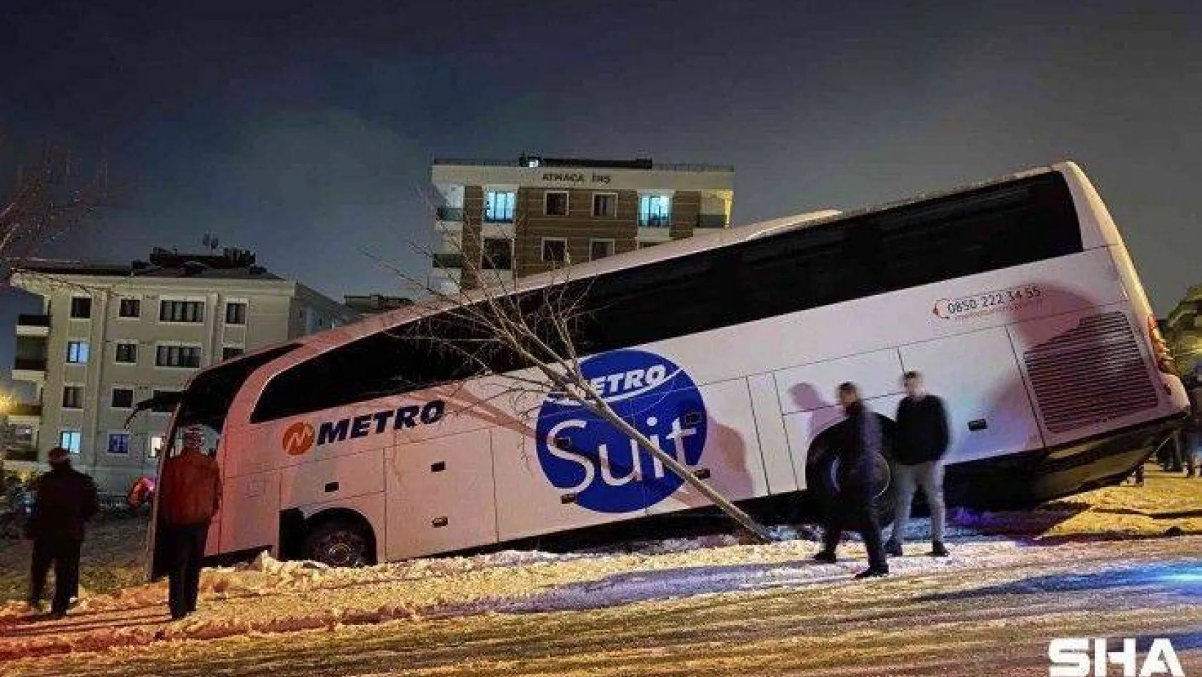 Sancaktepe'de yolcu otobüsü buzlanan yolda yan yattı