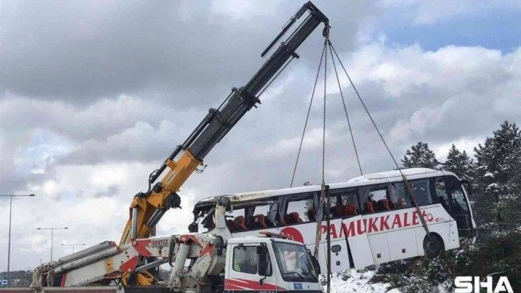 Şarampole devrilen yolcu otobüsü kaza yerinden kaldırıldı