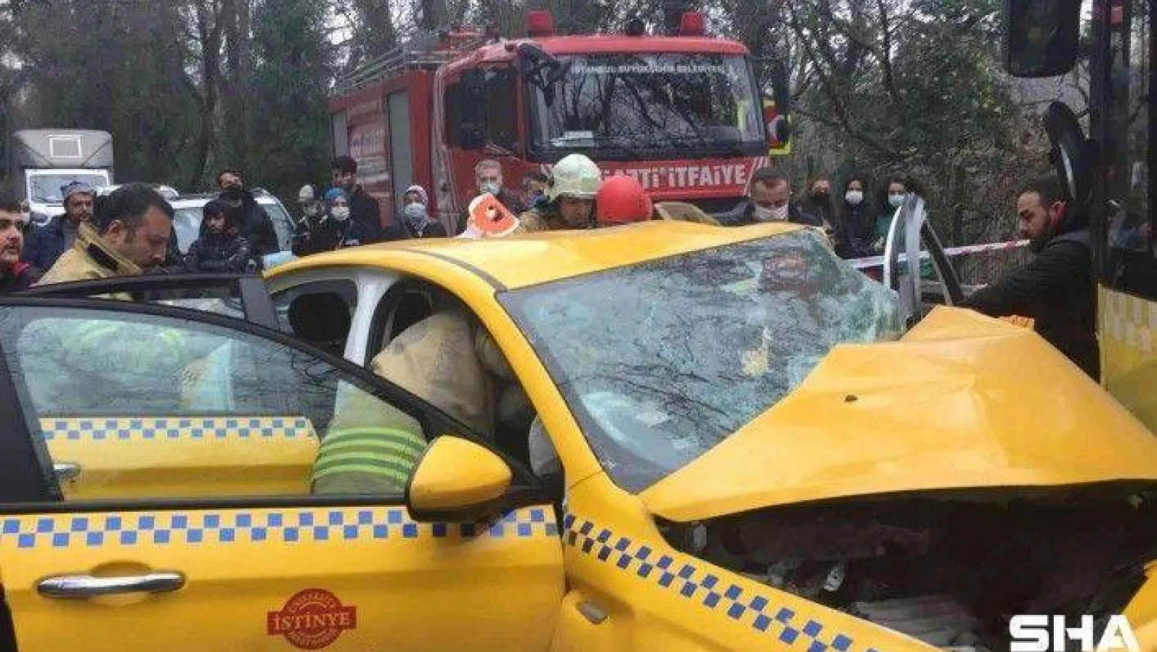 Sarıyer'de virajı alamayan ticari taksi İETT otobüsünün altına girdi: 2 yaralı