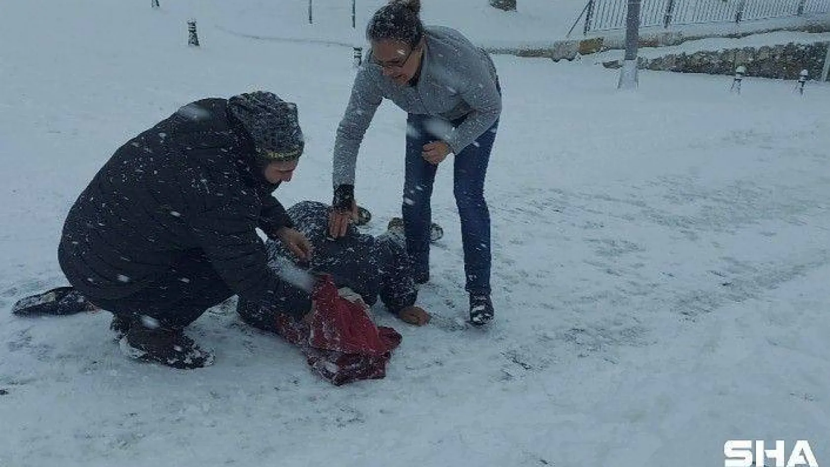 Silivri'de karda yürüyen yaşlı adam düşerek yaralandı