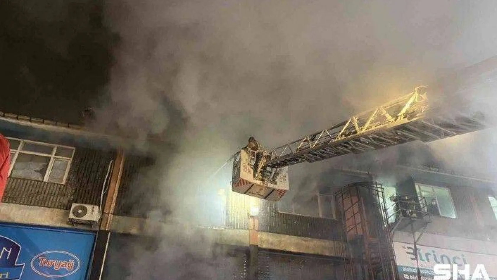 Sultanbeyli'de kağıt helva deposu 2 saat arayla tekrar yandı