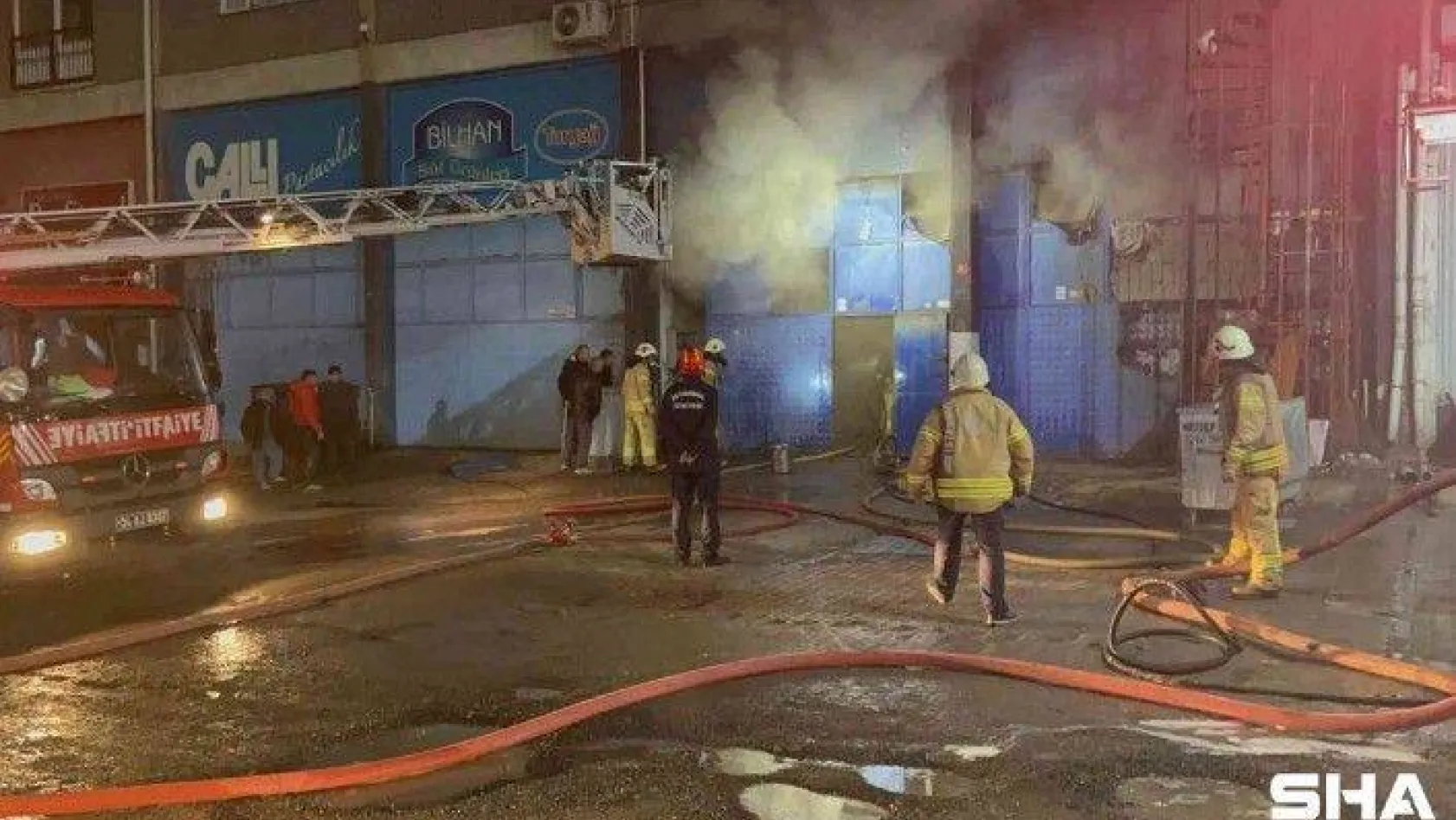 Sultanbeyli'de kâğıt helva deposunda yangın paniği