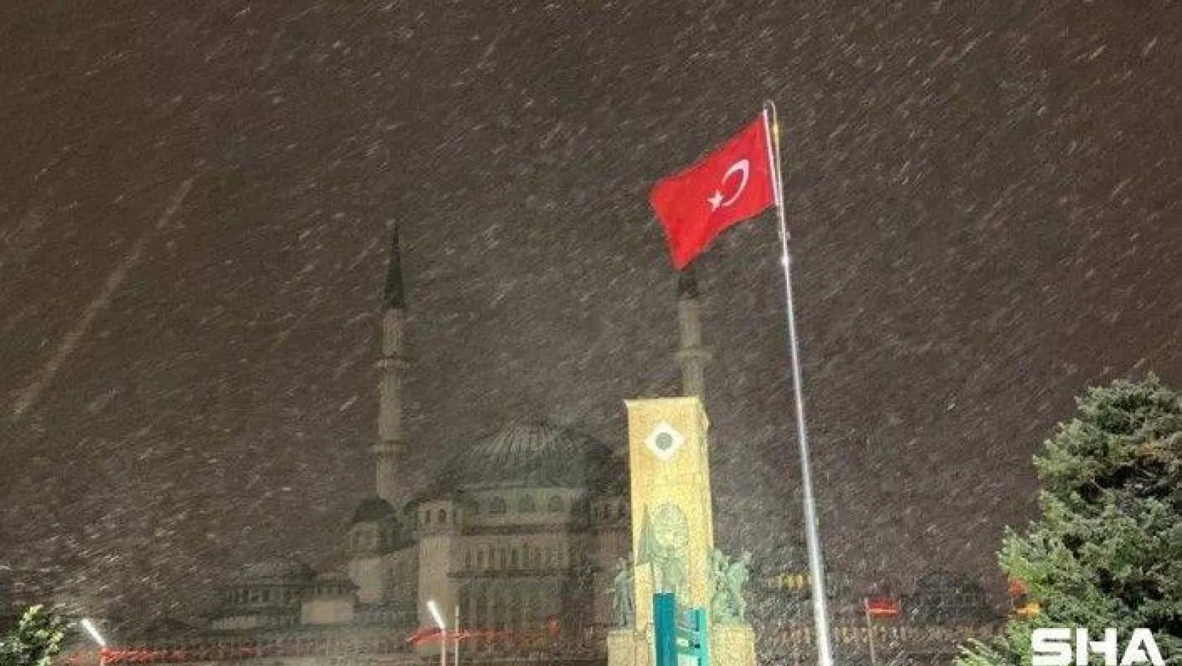 Taksim Meydanı'da kar etkisini arttırdı