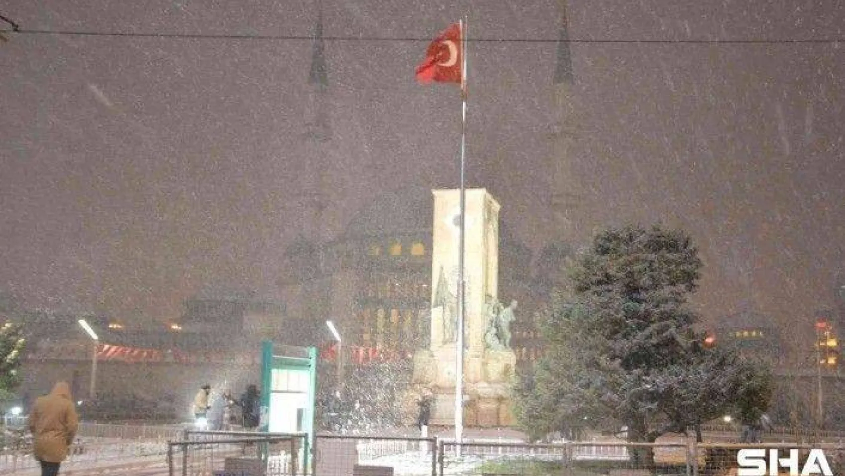 Taksim'de kar yağışı etkisini sürdürüyor