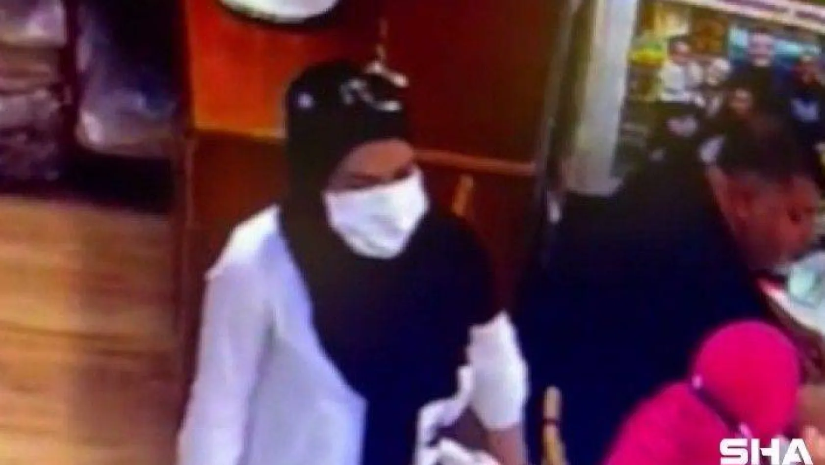 Taksim'de turistlerin çantasını çalan kadın hırsızlar kamerada: 126 suç kayıtlı suç makineleri yakalandı