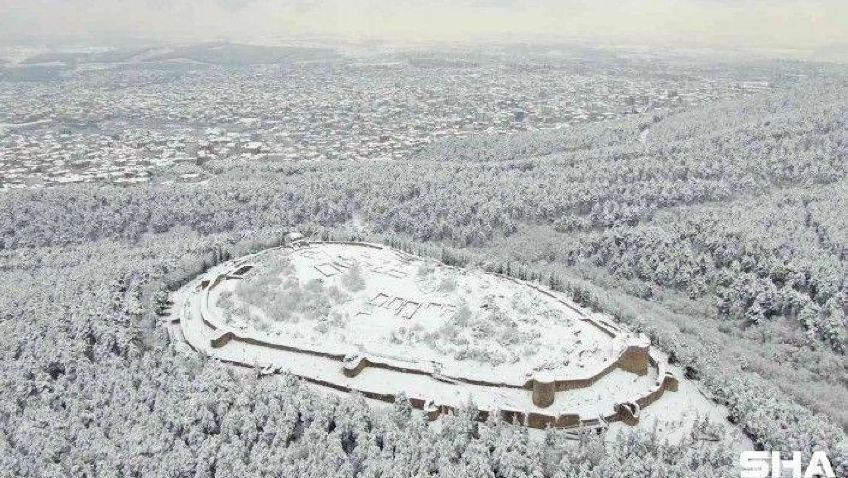 Tarihi Aydos Kalesi kar yağışıyla beyaza büründü
