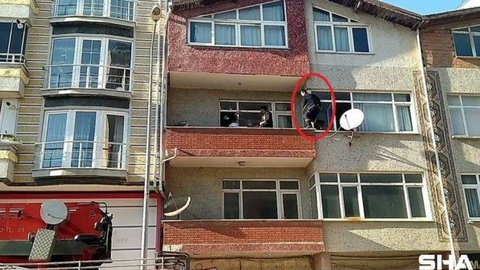 Tekirdağ'da korku dolu anlar kamerada: Atlamaya çalışan genci kurtarmak için balkondan balkona atladı