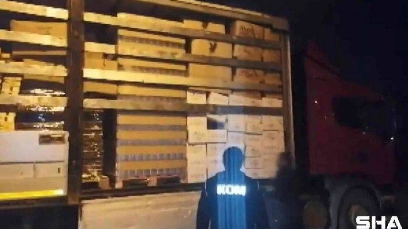 TEM'de durdurulan tırda 1 ton kaçak nargile tütünü ele geçirildi