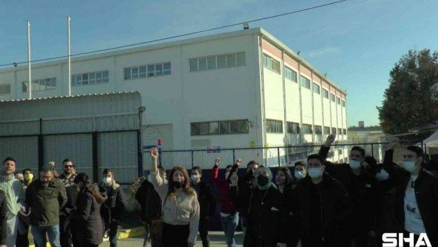 Tuzla'da işten çıkarılan Oppo çalışanları, fabrika önünde eyleme başladı