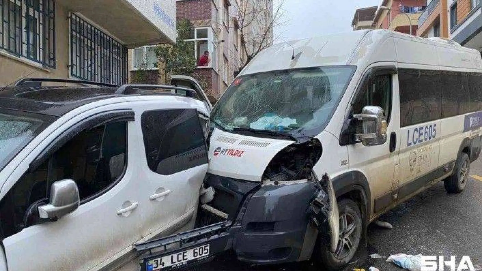 Ümraniye'de kontrolden çıkan okul servisi 4 araca çarptı: 3 öğrenci yaralandı