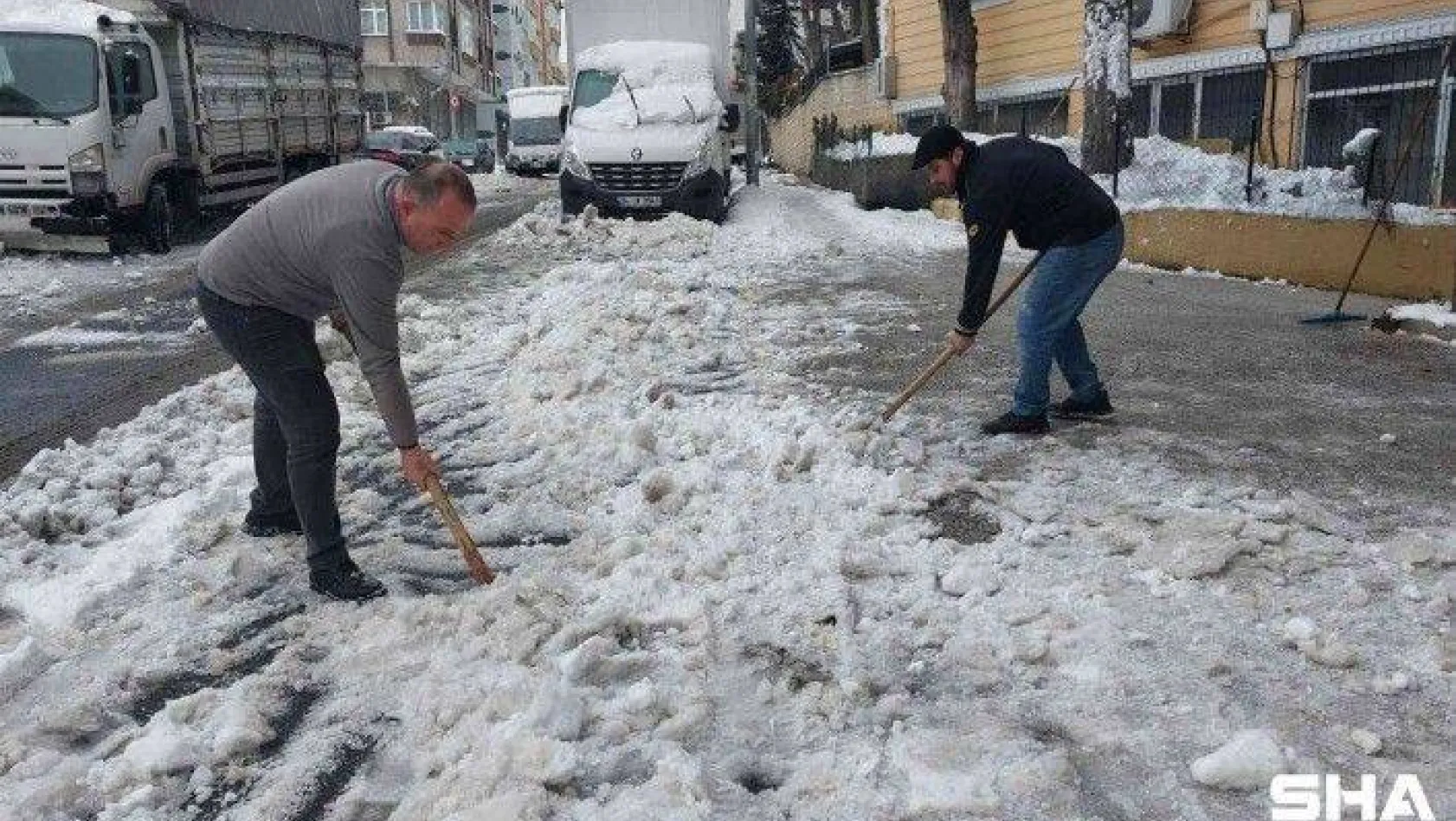 Vatandaşlardan kapı önlerinde 'kar' temizliği