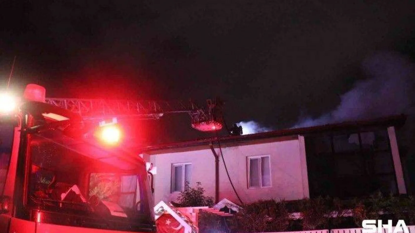 Villa çatısında çıkan yangın diğer villaya sıçradı, panik yaşandı