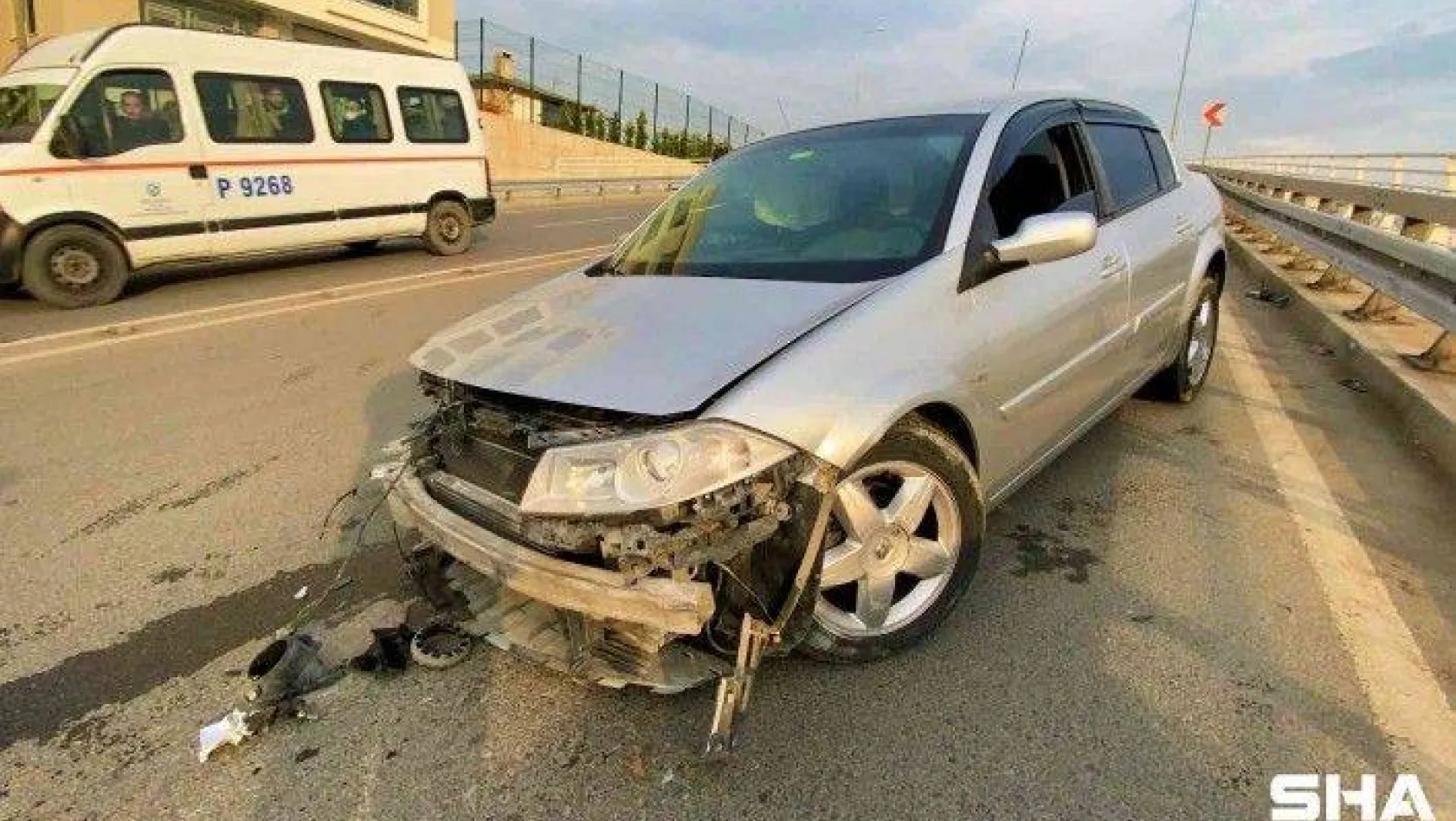 Virajlı yolda kontrolden çıkan otomobil minibüsle çarpıştı: 2 yaralı