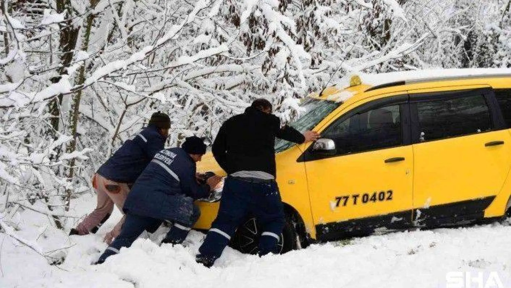 Yalova'da kar sebebiyle araçlar yoldan çıktı