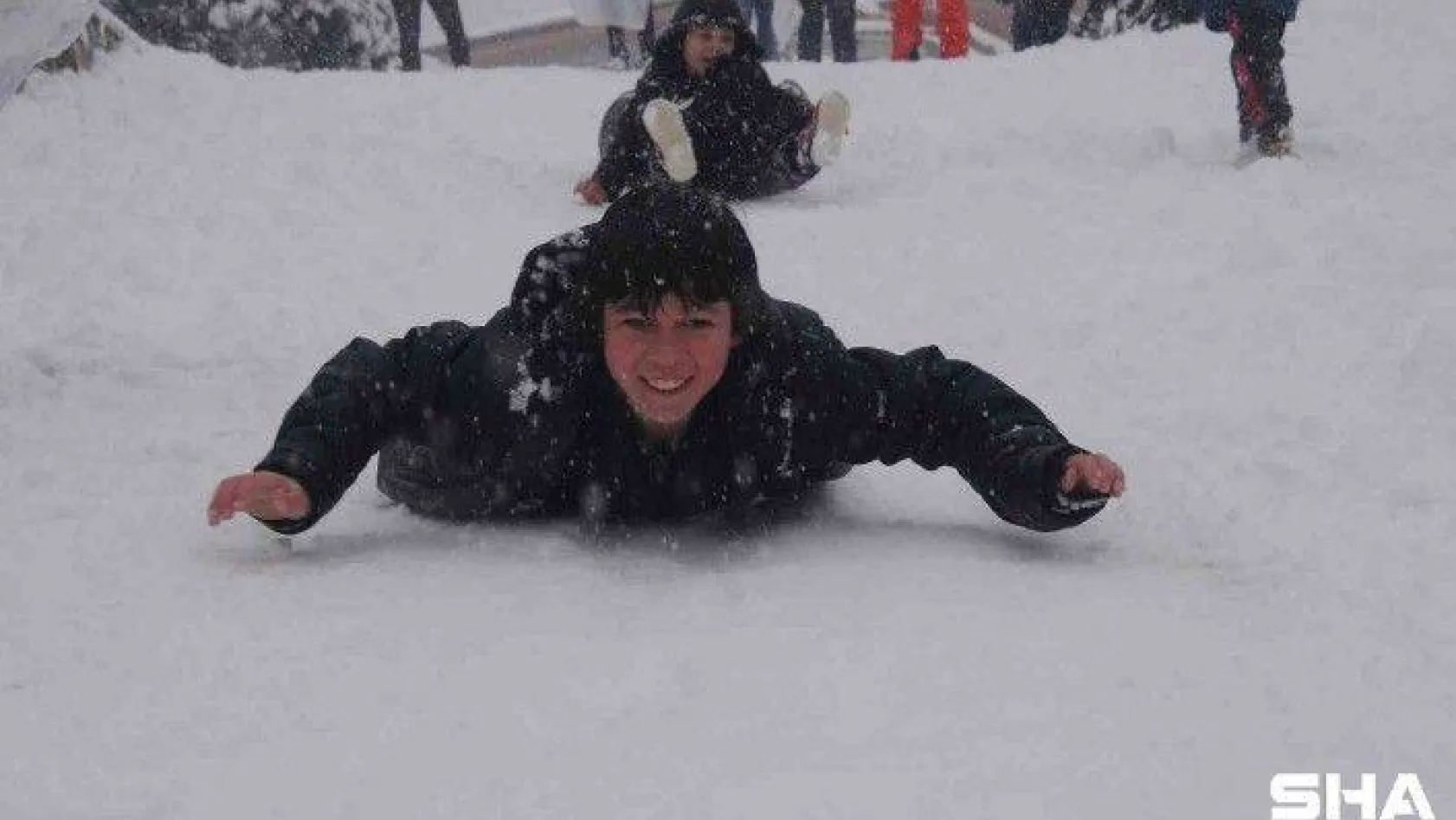 Yalova'da kar yağışı etkili oluyor