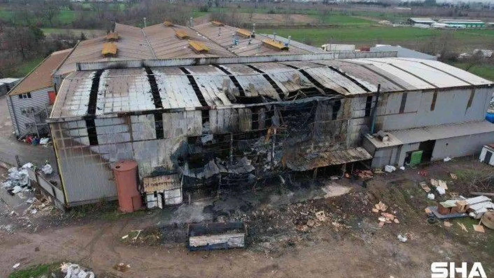 Yangının çıktığı plastik fabrikasındaki ağır hasar havadan görüntülendi