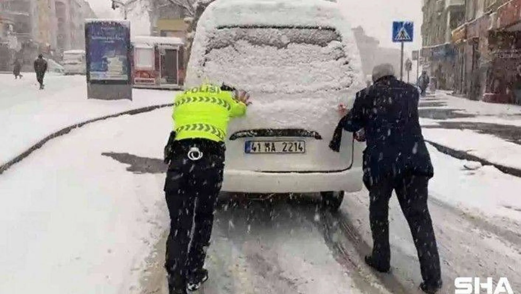Yoğun karda zorlanan sürücülerin yardımına polis ekipleri koştu