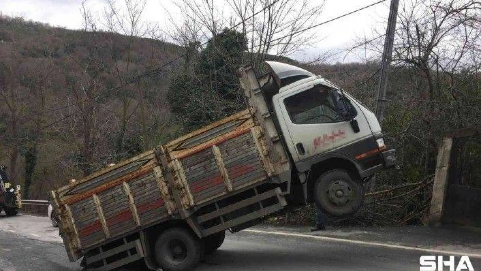 Yokuşta şaha kalkan kamyon, kepçe yardımıyla kurtarıldı