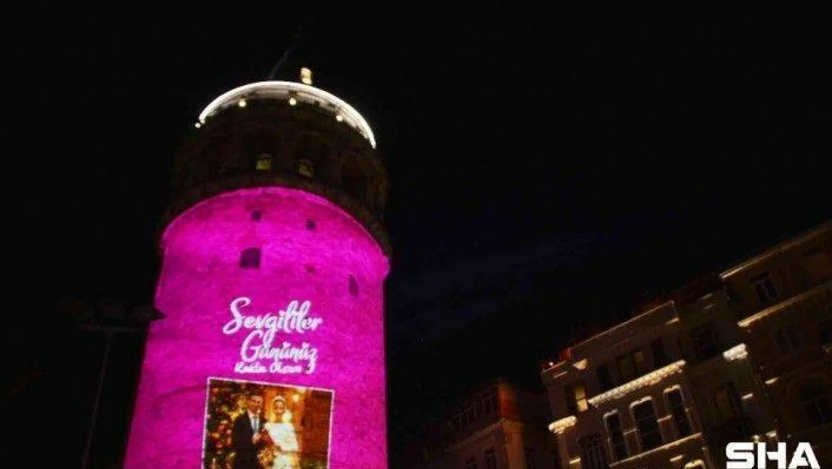 14 Şubat Sevgililer gününde Galata Kulesi çiftlerin fotoğraflarıyla aydınlatıldı