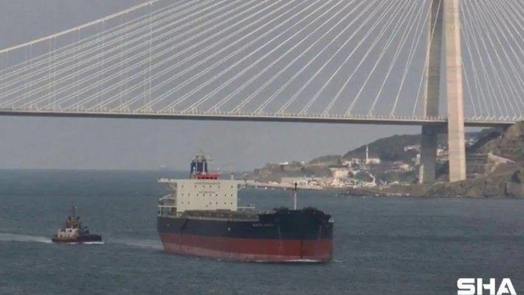 Açılan ateş sonucu hasar alan gemiler İstanbul Boğazı'ndan geçti