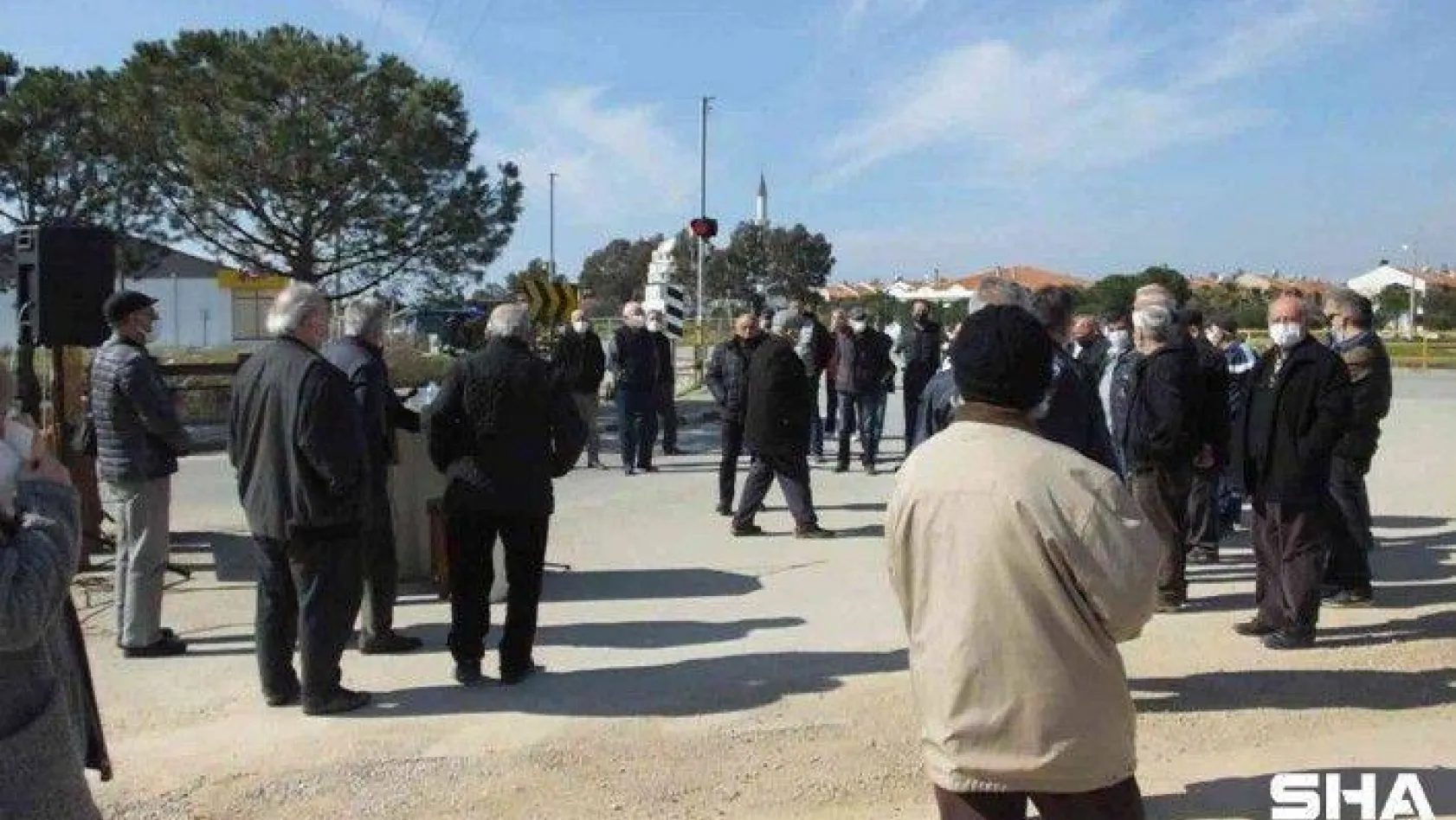 Balıkesir'de elektrik arızalarından bıkan site sakinleri eylem yaptı yol kapattı