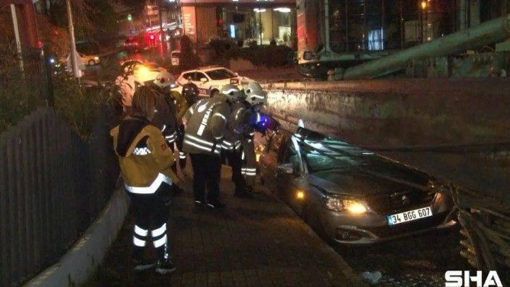 Beşiktaş'ta park halindeki araçların üzerine devrilen vinç kaldırıldı