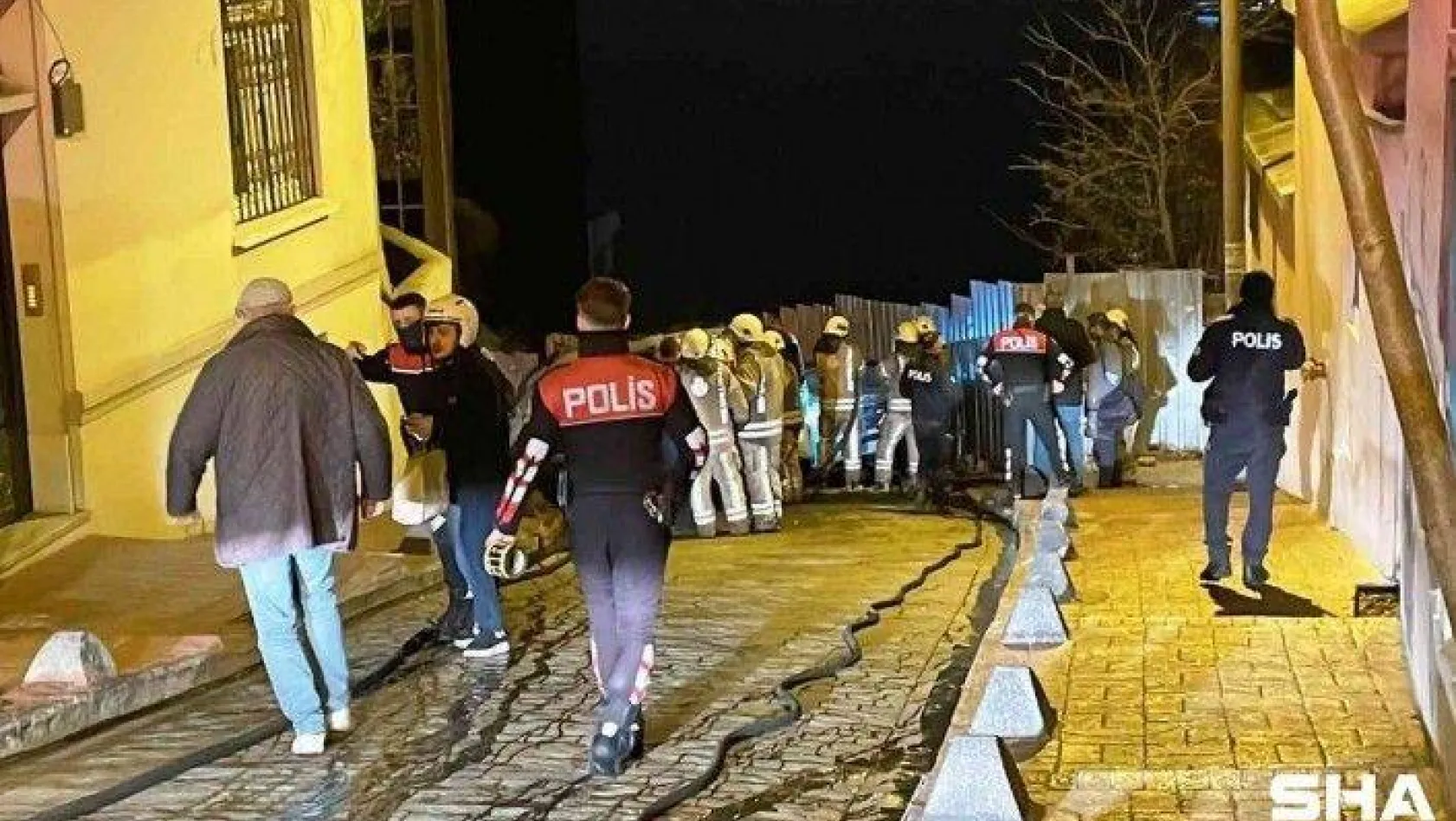 Beyoğlu'nda alev alan araç park halindeki otomobile çarparak durdu