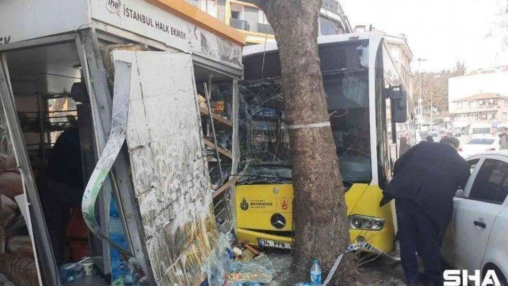 Beyoğlu'nda İETT otobüsü Halk Ekmek büfesine daldı, facianın eşiğinden dönüldü