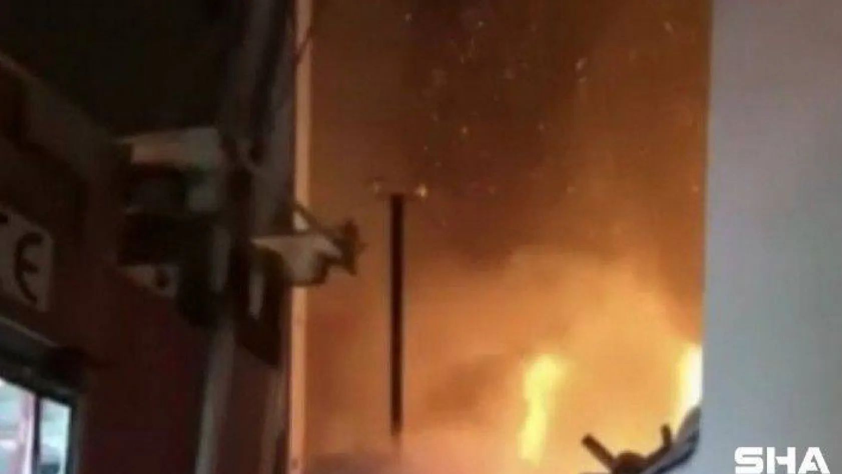 Bursa'da ahşap bina alev alev yandı