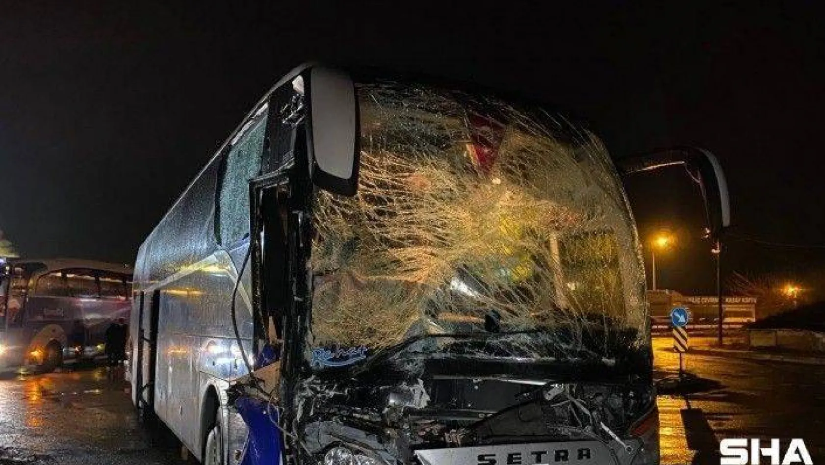 Bursa'da Kamilkoç firmasına ait otobüs tıra arkadan çarptı, muavin sıkışarak yaralanırken 20 yolcu ölümden döndü