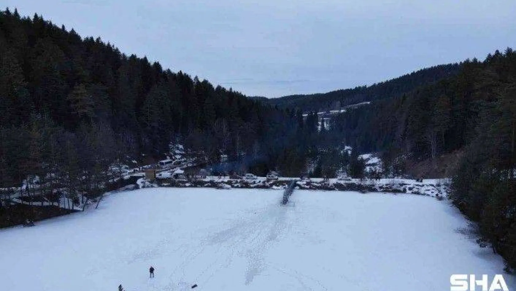 Buz tutan göledin üzerinde tehlikeli gezinti