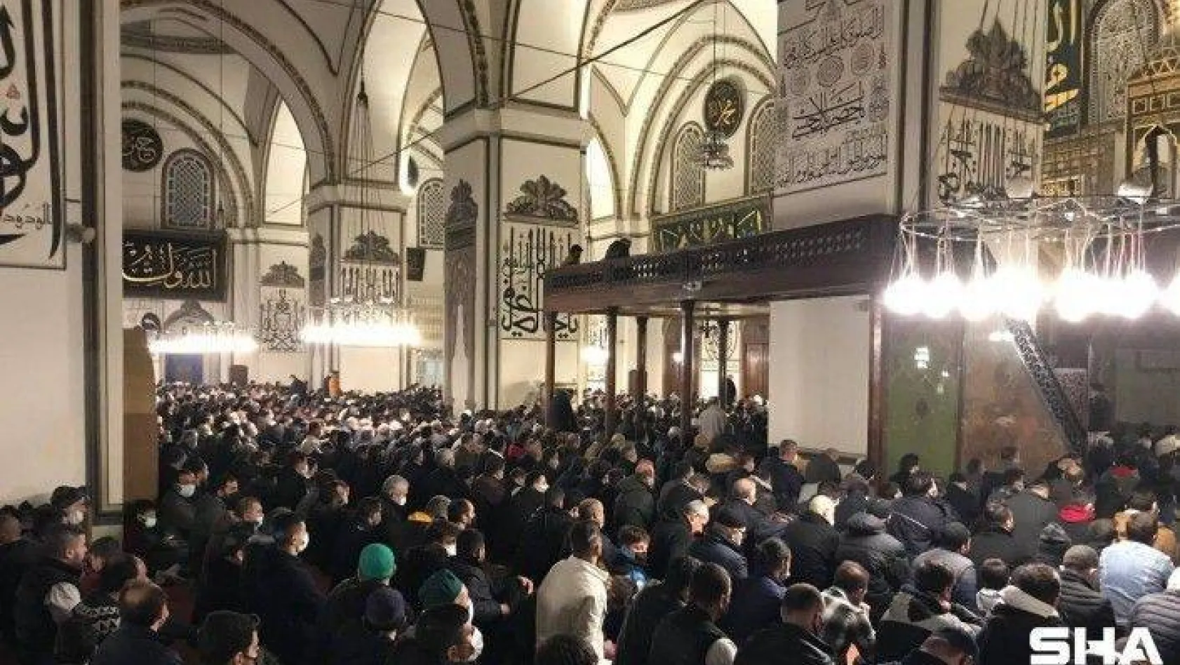 (Düzeltme) Bursa'da Miraç Kandilinde camiler doldu taştı
