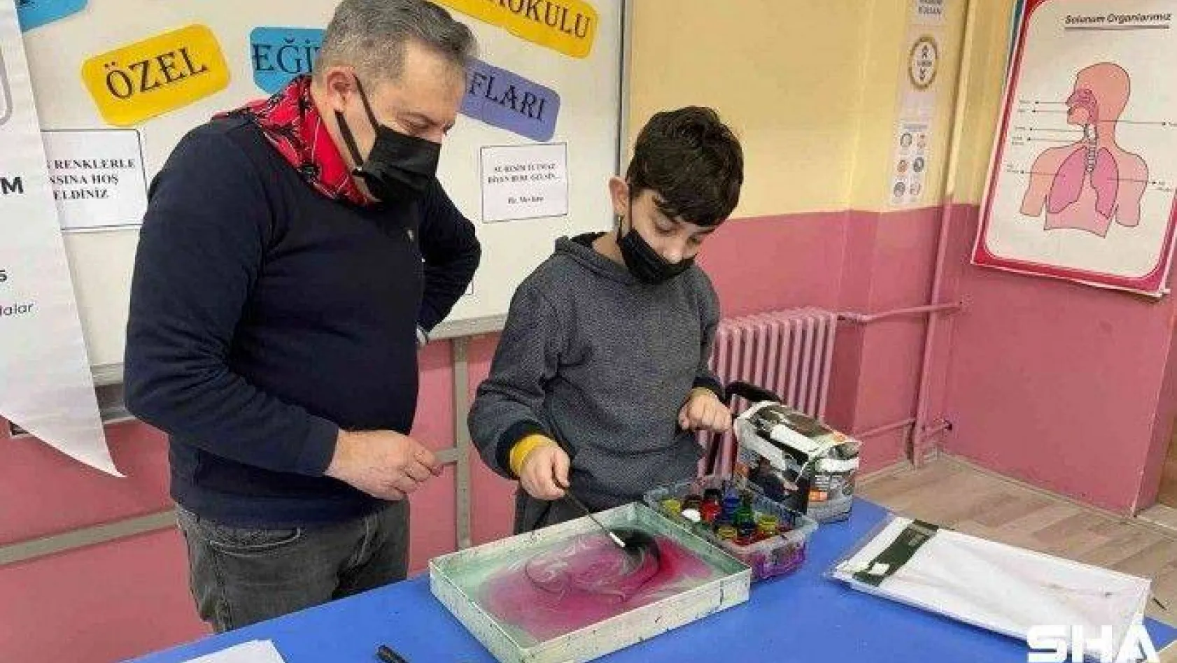 Ebru sanatının gelecek nesillere aktarılması için okul okul geziyor