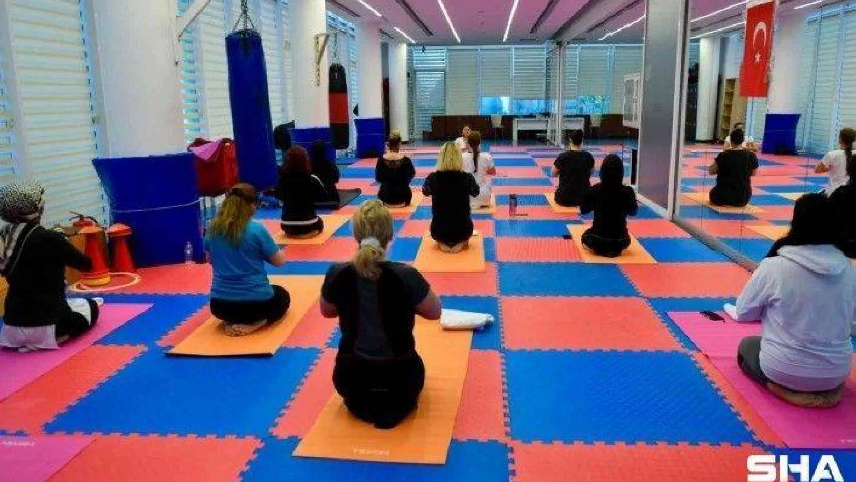 Esenyurtlu kadınlar yoga ile stres atıyor