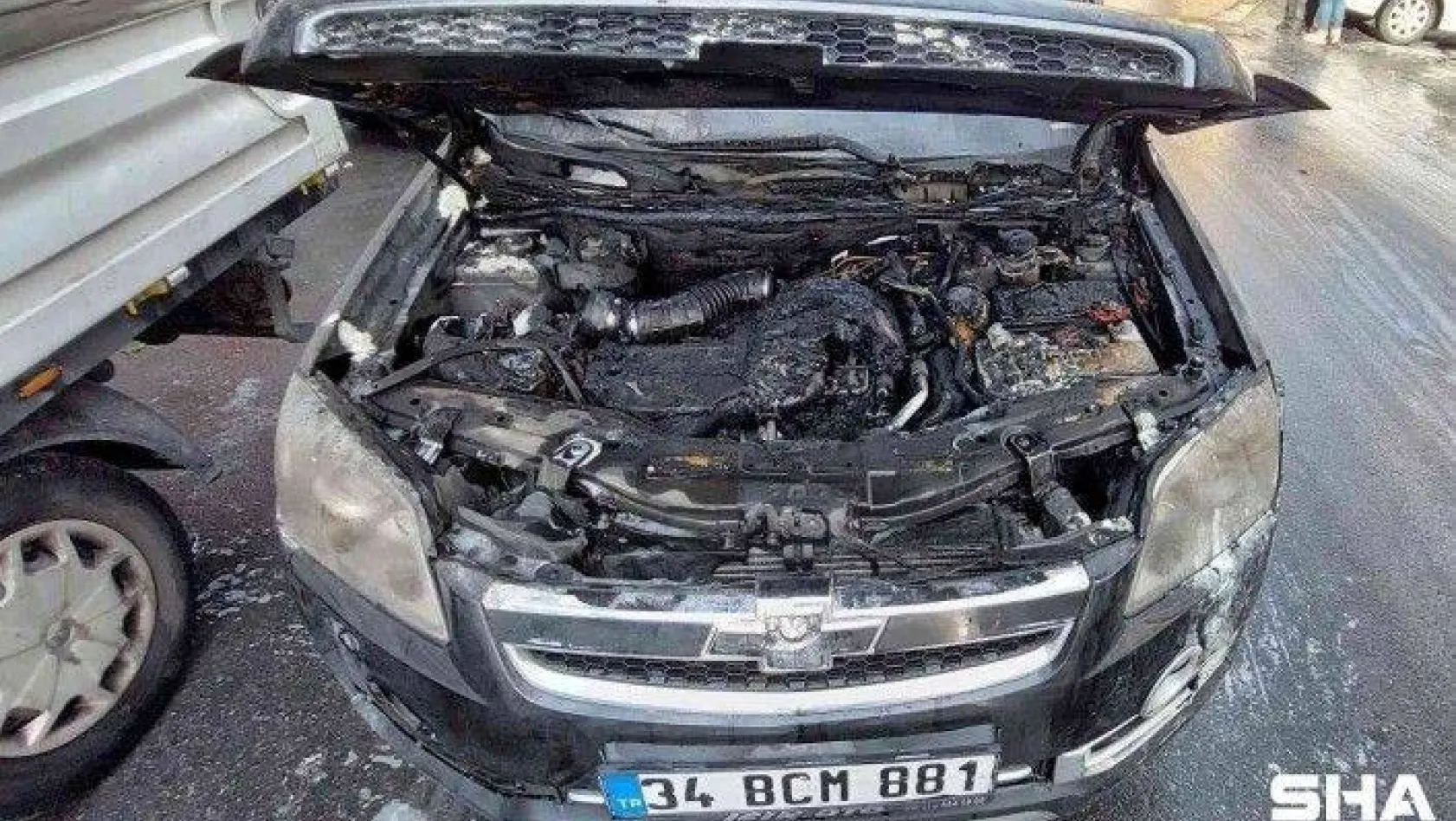 Fatih'te otomobil alev alev yandı