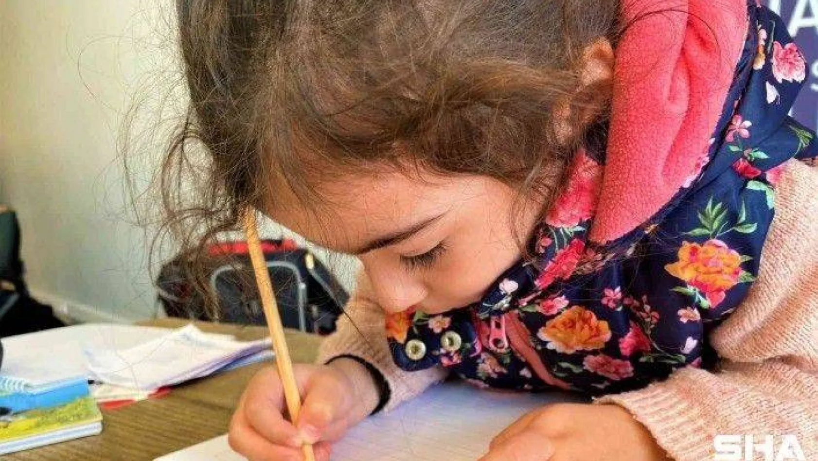 Geliştirdiği defter sayesinde çocuklar yazmayı kolay öğreniyor