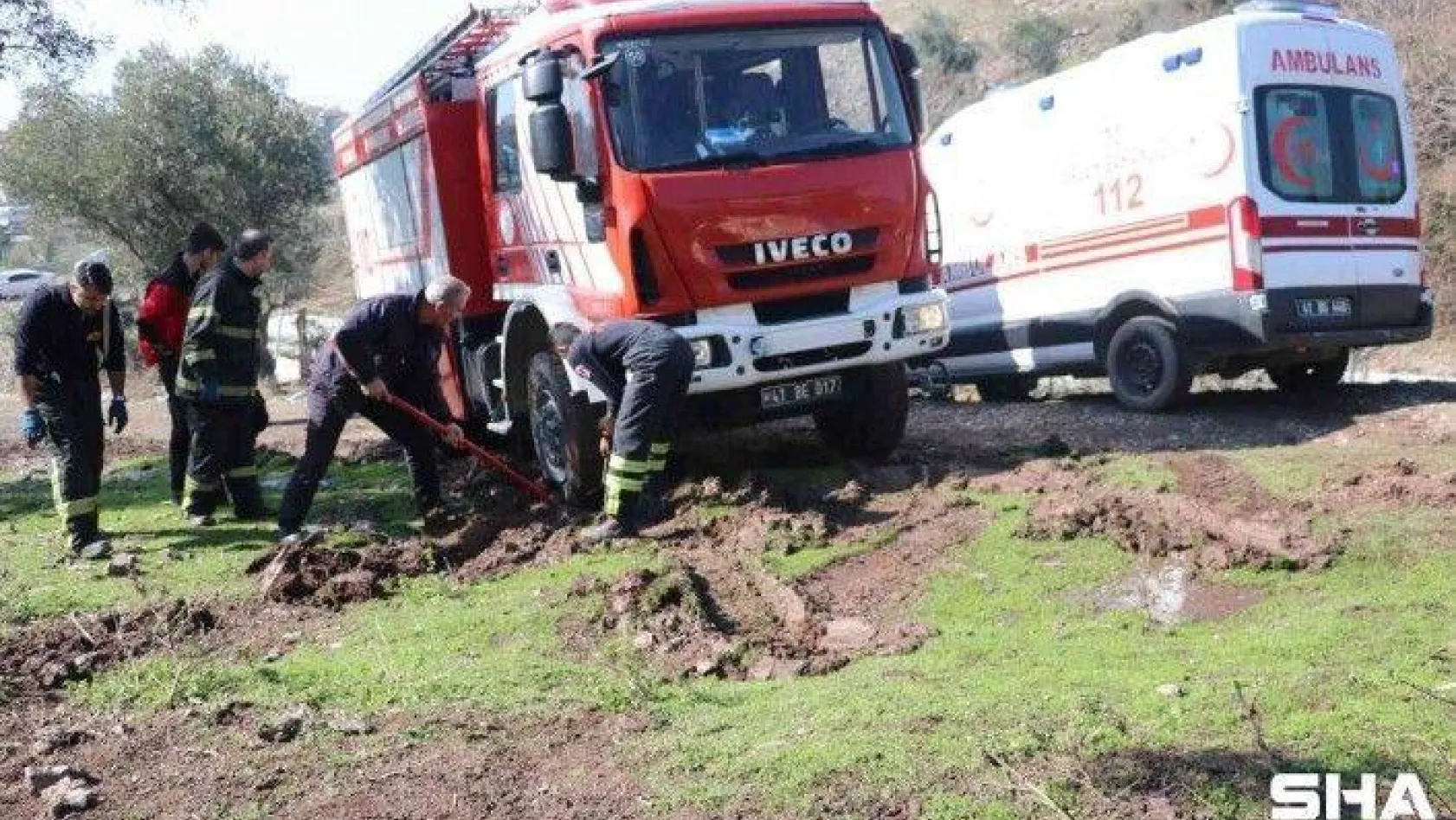 Hem ambulans hem de kurtarmak için gelen itfaiye aracı çamura saplandı