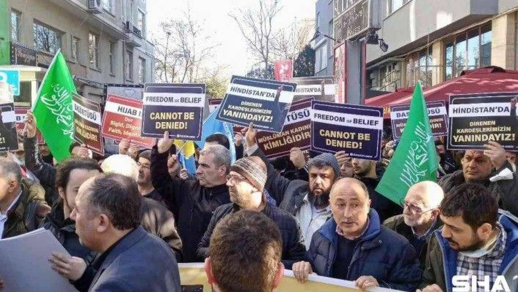 Hindistan'daki başörtüsü yasağı İstanbul'da protesto edildi