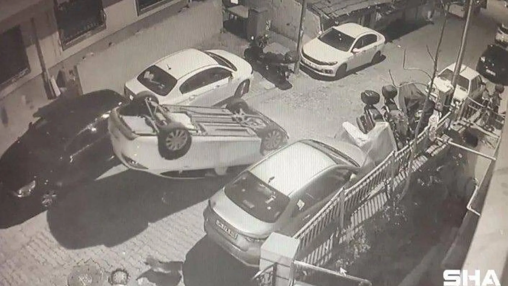 İstanbul'da akılalmaz olay kamerada: Araca çarpıp kadınlardan kaçarken takla attı
