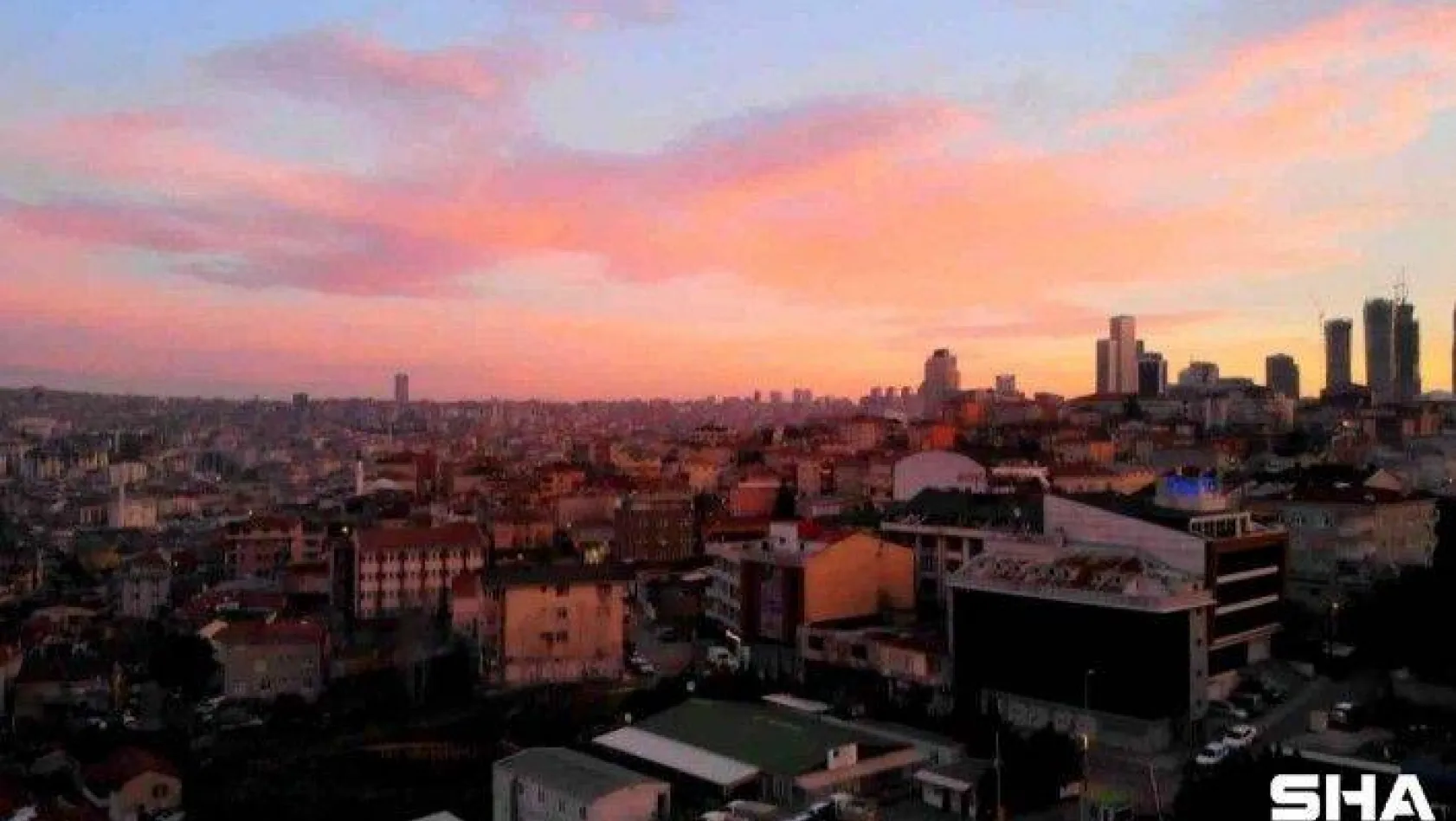 İstanbul'da gökyüzü kızıla büründü