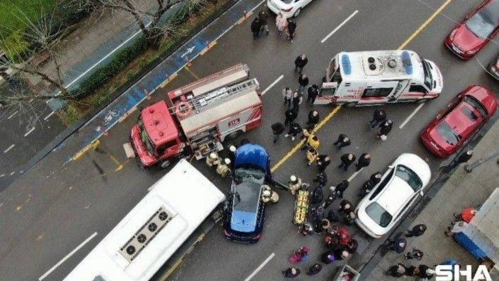 Kadıköy'de İETT otobüsü otomobile çarptı, sürücü kadın araçta sıkıştı