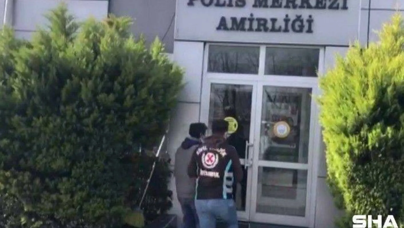Kadıköy'de polisten para isteyen değnekçi yakayı ele verdi