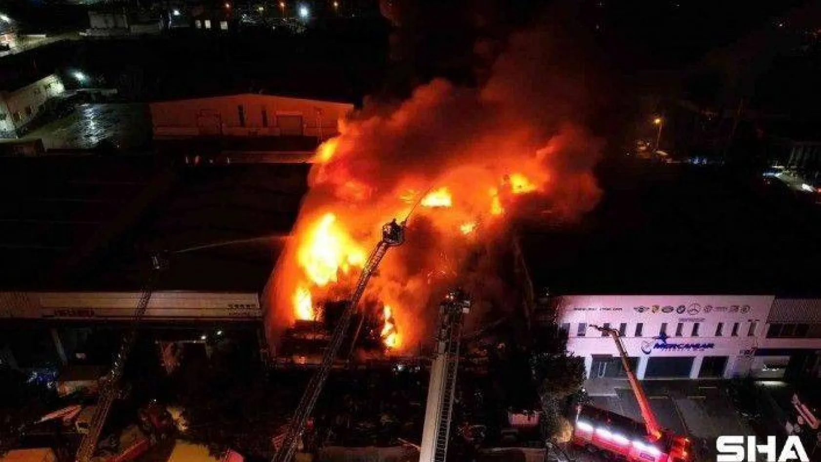 Kocaeli'de bir iş yerinde yangın çıktı, ekiplerin alevlere müdahalesi sürüyor