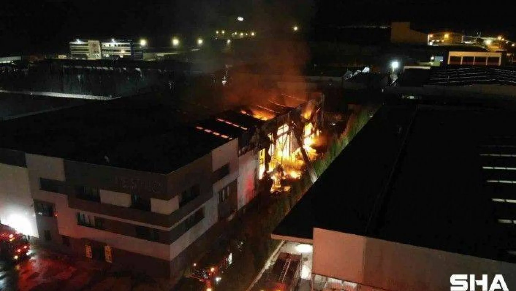Korkutan fabrika yangını 2 saat sonra kontrol altına alındı