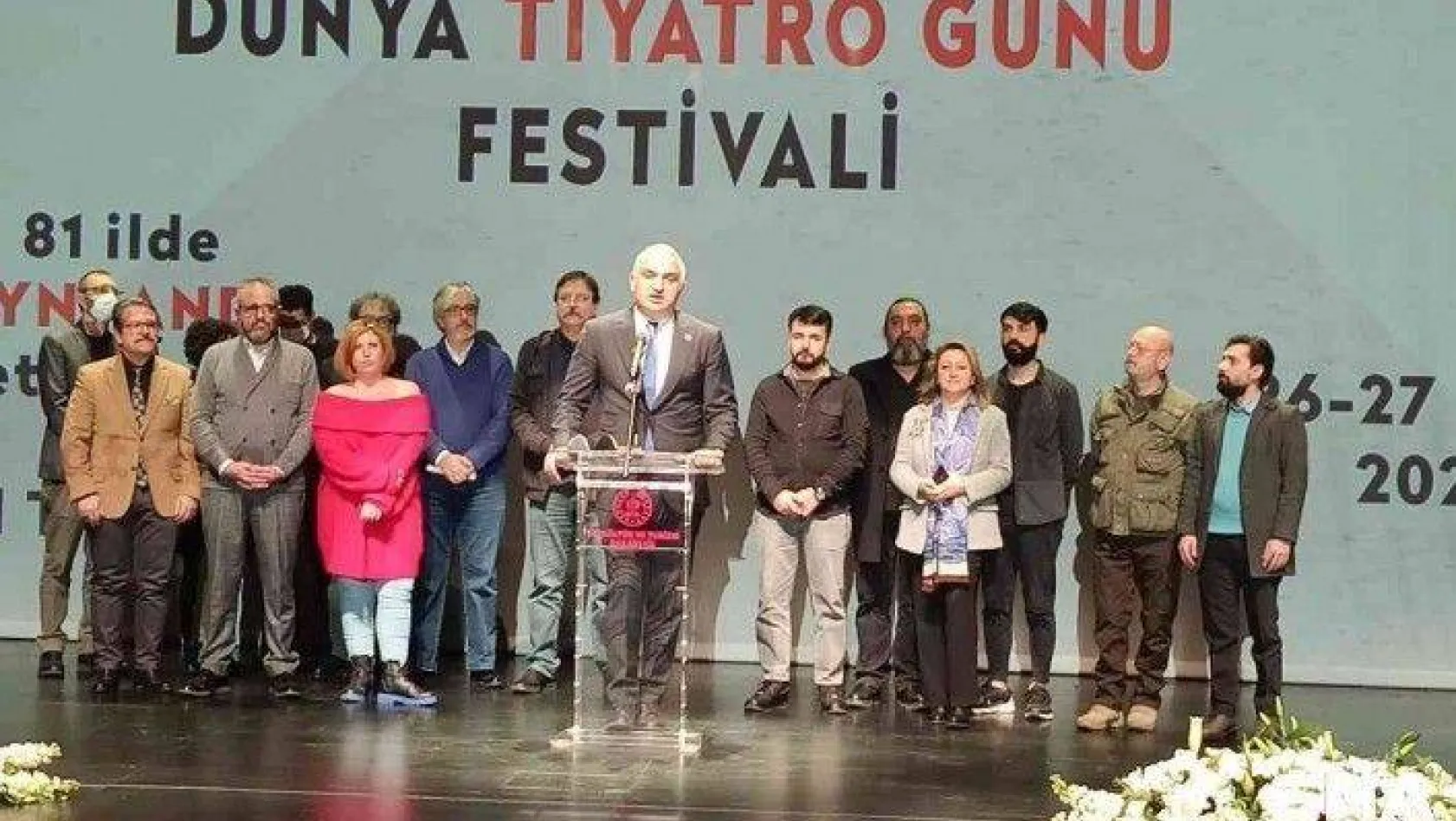Kültür ve Turizm Bakanı Ersoy, AKM'de tiyatrocularla bir araya geldi