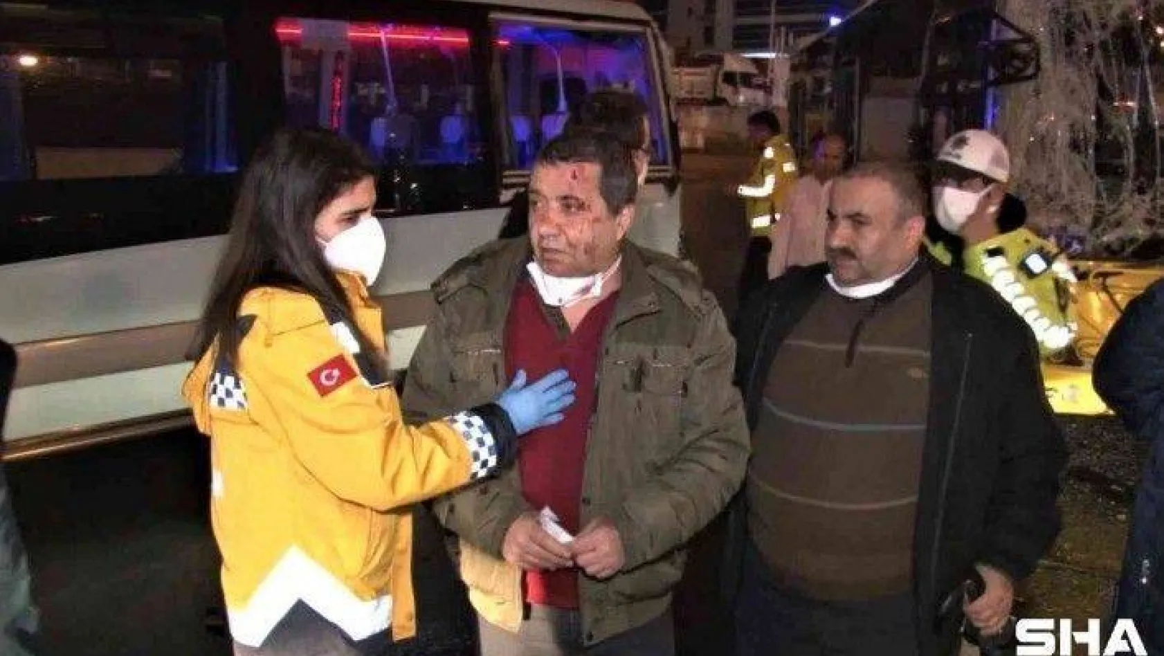 Maltepe'de İETT otobüsü yolcu bekleyen minibüse çarptı: 5 yaralı