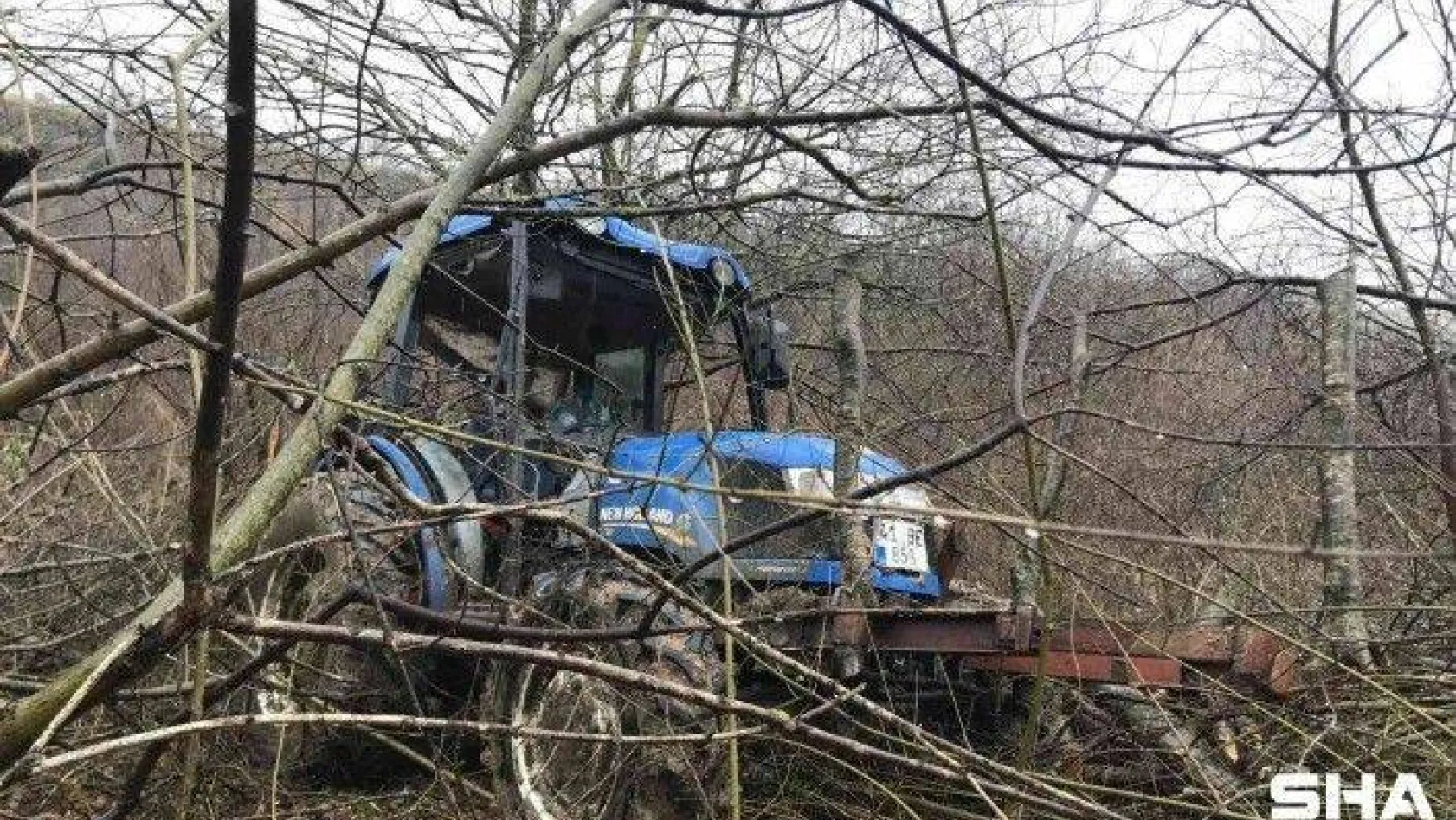 Odun yüklü traktör ağaçlık alana devrildi: 1 yaralı