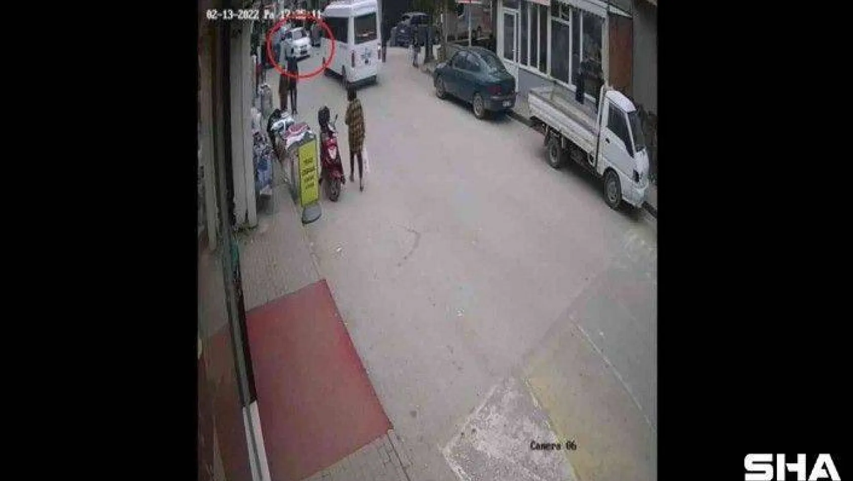 (Özel) Bursa'da acemi sürücü yayaların arasına böyle daldı: 4 yaralı