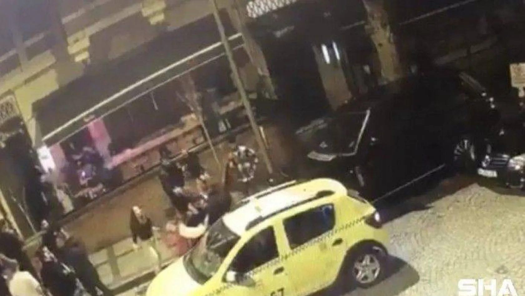 (Özel) İstanbul'da silahlı kavga kamerada: Eğlence mekanının önünde havaya ateş açtı