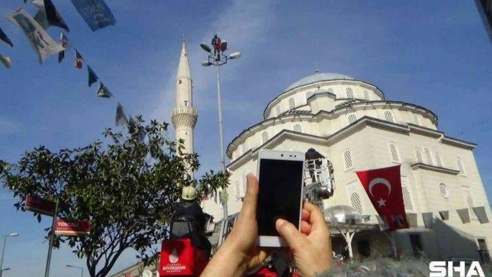 (Özel) Şişli'de ilginç görüntü: Aydınlatma direğine tırmanıp Türk bayrağı salladı